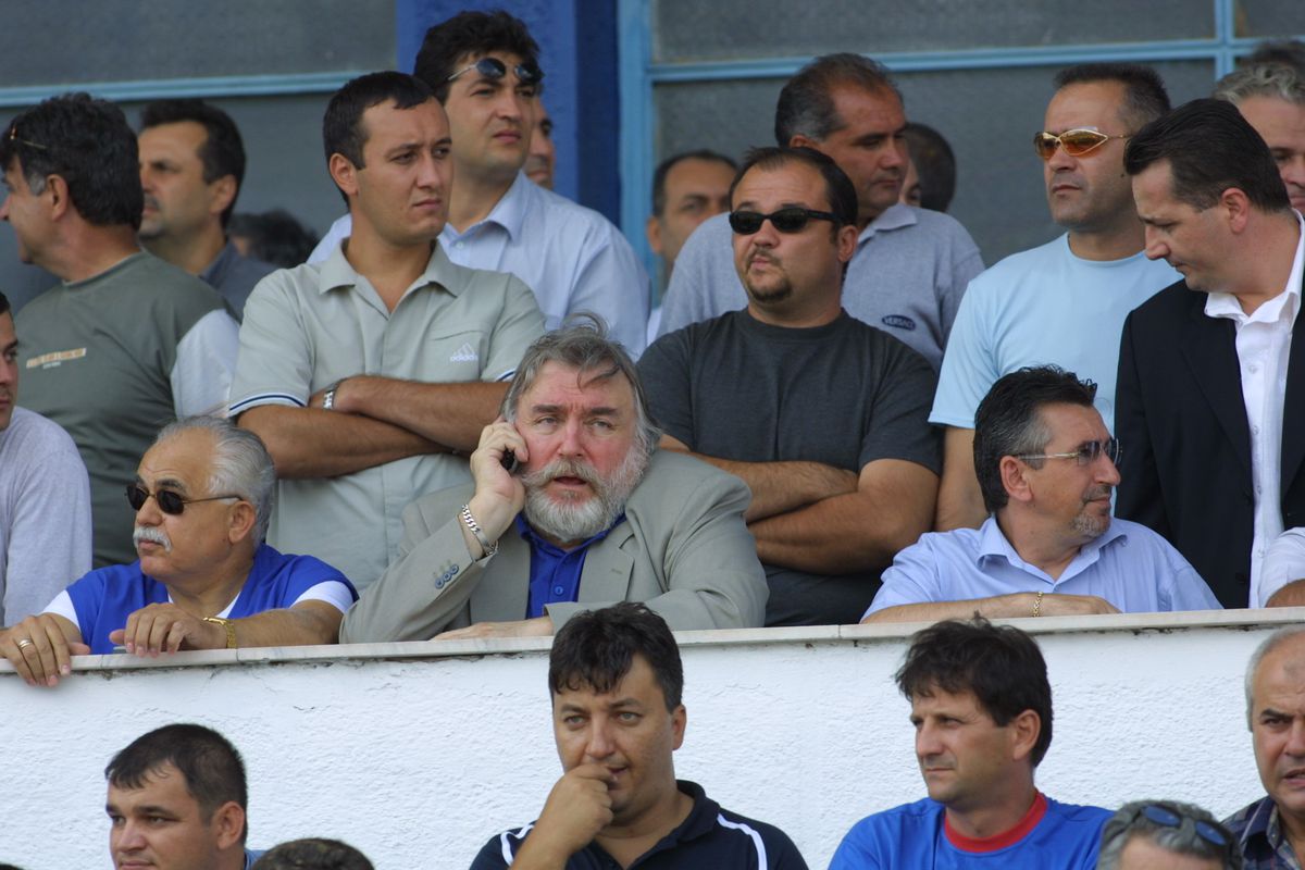 S-a aflat după 5 decenii » Adrian Păunescu a compus imnul Rapidului, apoi pe cel al Craiovei Maxima, dar în suflet era roș-albastru: „Steaua este iubirea mea!"