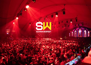 Peste 10.000 de turiști străini vin în România pentru cea de-a treizecea ediție a festivalului de muzică electronică Sunwaves