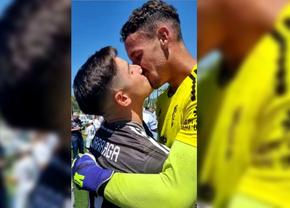 Un fotbalist din Spania a recunoscut că este gay » Și-a sărutat partenerul după ce echipa a promovat
