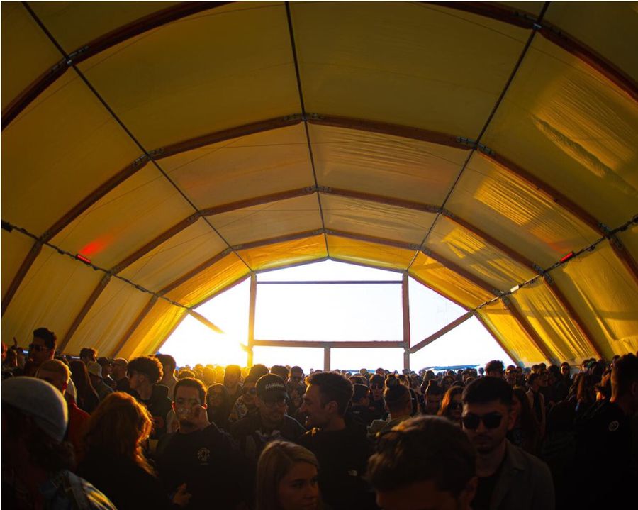 Peste 10.000 de turiști străini vin în România pentru cea de-a treizecea ediție a festivalului de muzică electronică Sunwaves