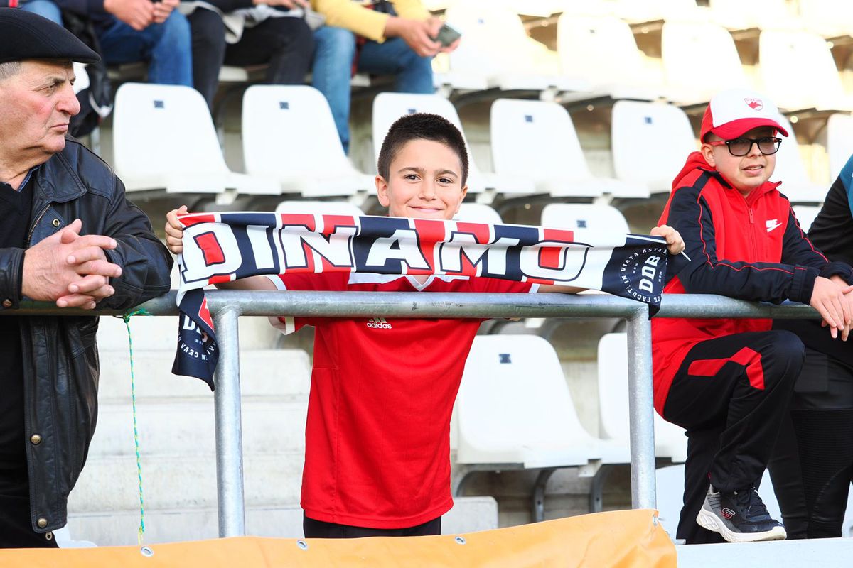 Înainte de Dinamo - Voluntari