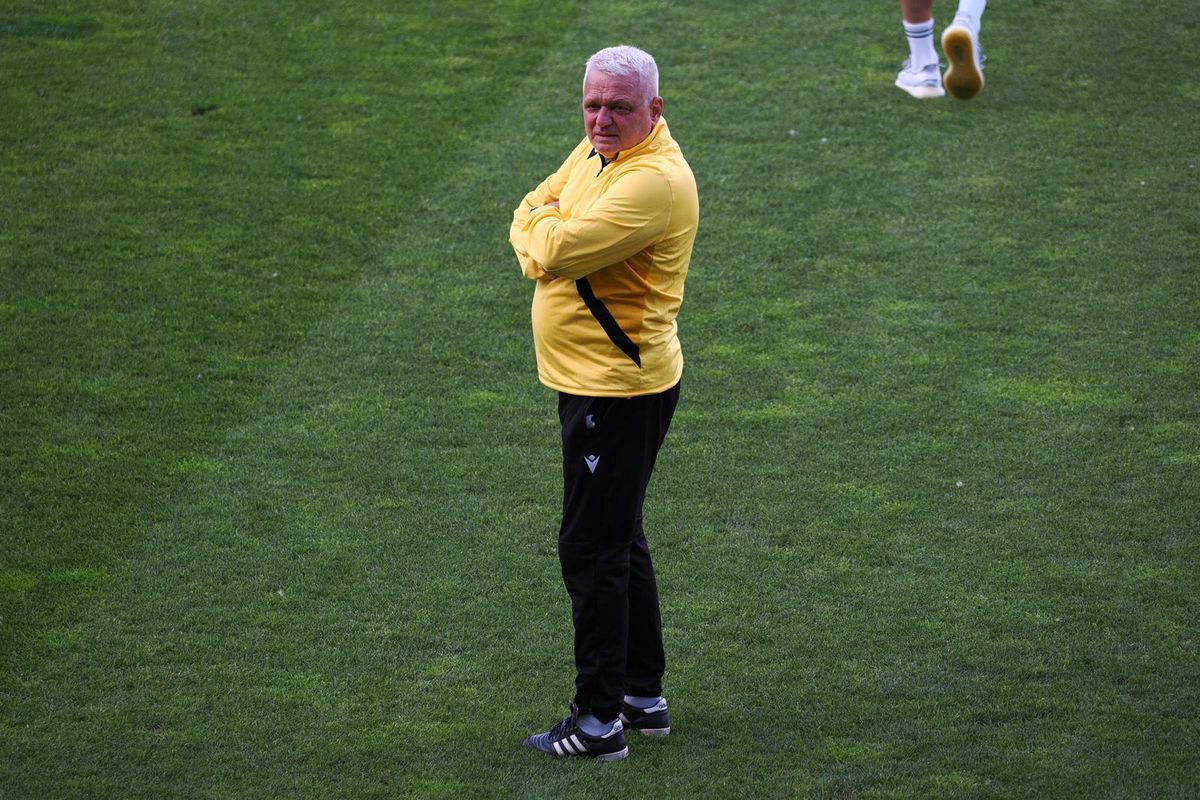 Înainte de Dinamo - Voluntari