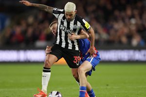 Clipe de coșmar pentru jucătorii lui Newcastle » Geamul avionului s-a spart în timpul zborului