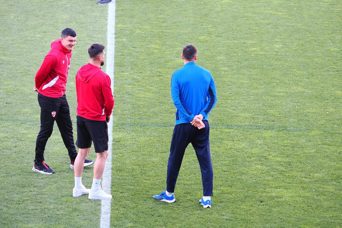 Înainte de Dinamo - Voluntari