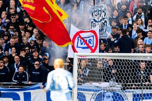 Fanii suedezi protestează ]mpotriva VAR la meciul Malmö FF - Västeras de pe 20 aprilie / Foto: Imago