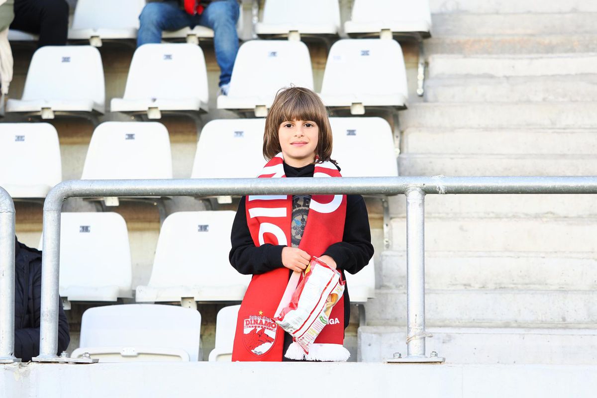 Înainte de Dinamo - Voluntari