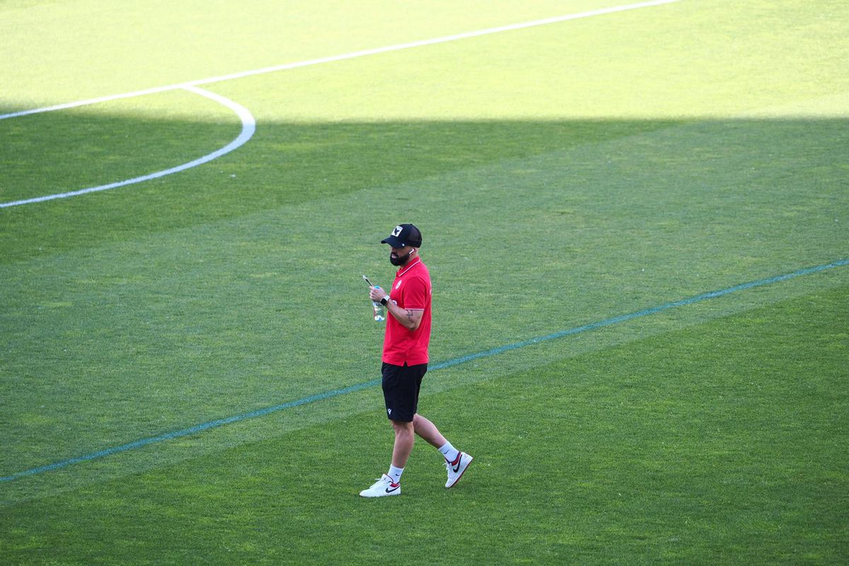 Înainte de Dinamo - Voluntari