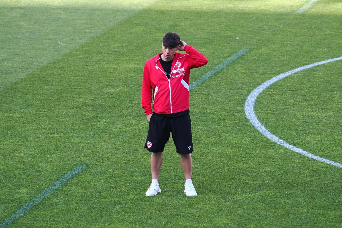 Înainte de Dinamo - Voluntari