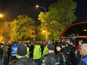 Ultrașii lui Dinamo și-au pierdut răbdarea » Amenințări în afara stadionului, „câinii” nu pot ajunge la autocar: „Dacă ne duceți în B, vă rupem picioarele”