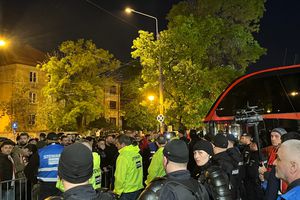 Ultrașii lui Dinamo și-au pierdut răbdarea » Amenințări în afara stadionului, „câinii” nu pot ajunge la autocar: „Dacă ne duceți în B, vă rupem picioarele!”
