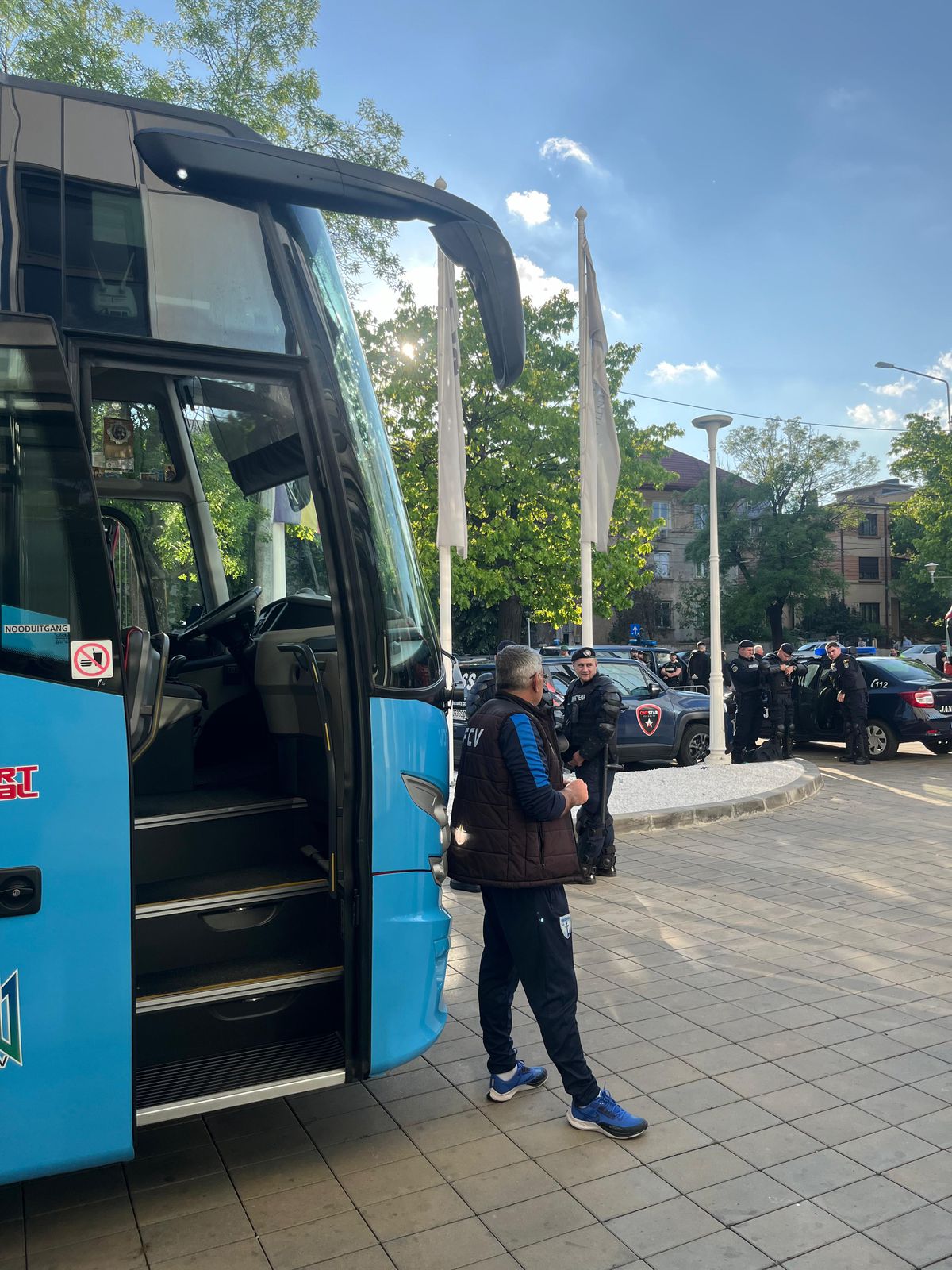 Nervi întinși la maximum înainte de Dinamo - Voluntari » S-au certat dintr-un motiv ridicol! Jandarmii dau vina pe organizatori