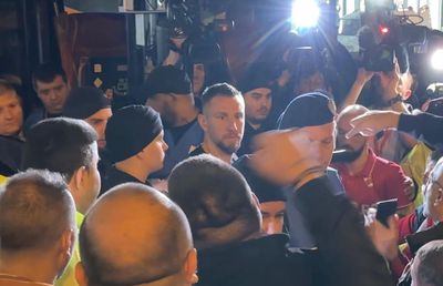 Ultrașii lui Dinamo și-au pierdut răbdarea » Patriche a mers să îi confrunte: „Vă place să vă bateți joc de noi? Iar ne retrogradați?!” + cer demisia lui Kopic: „Mâine să pleci!”