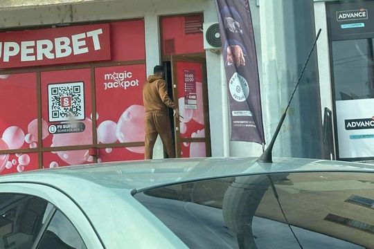 Florin Acatrinei, fotografiat când intră în casa de pariuri