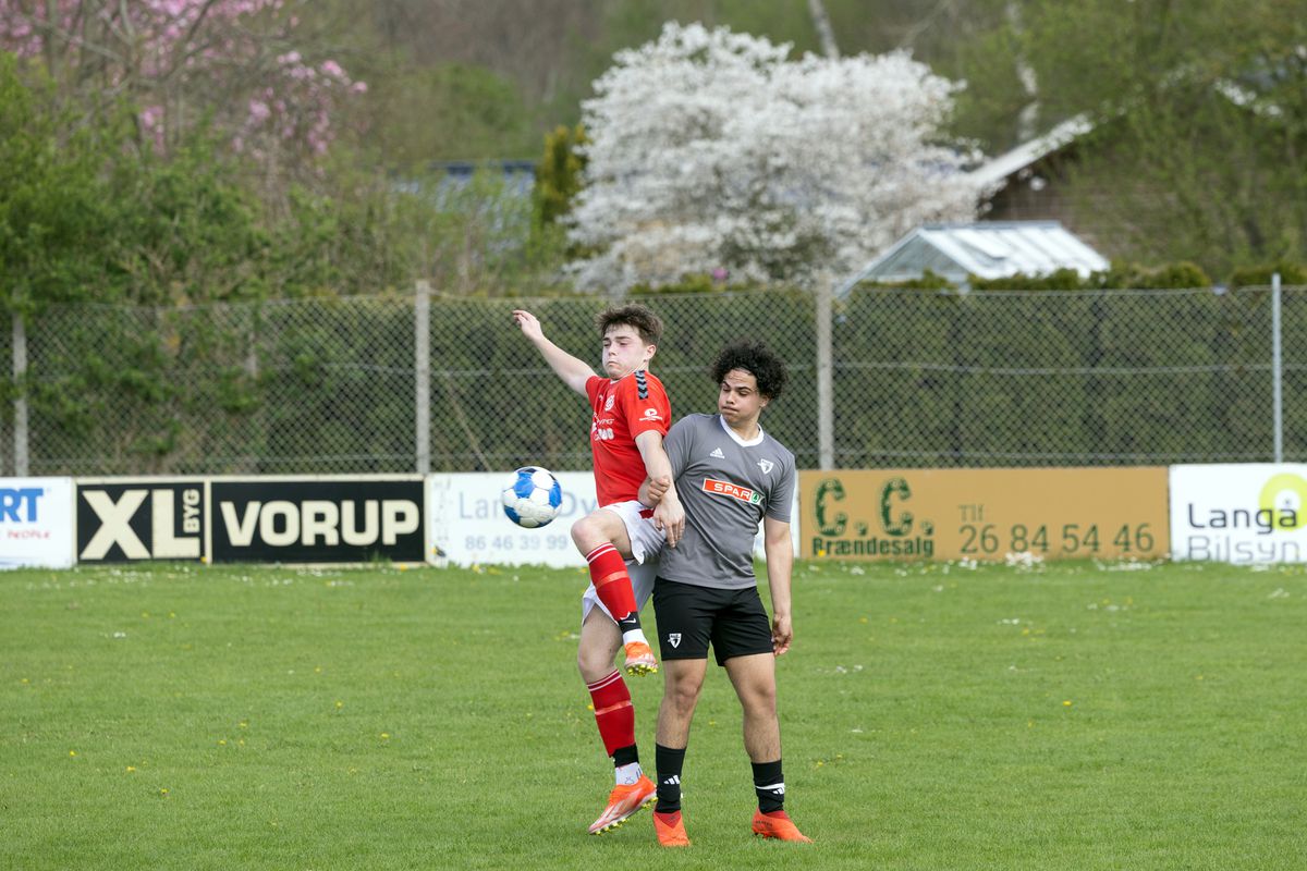 Echipa 100% românească din „Țara Fericirii” joacă într-un campionat cu reguli bizare: fotbal, handbal și rugby într-un meci!