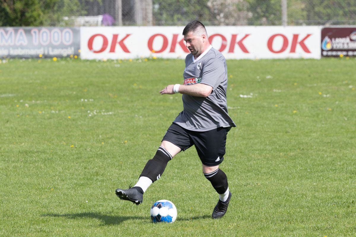 Echipa 100% românească din „Țara Fericirii” joacă într-un campionat cu reguli bizare: fotbal, handbal și rugby într-un meci!