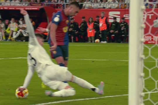 Perez Burull, fost arbitru în La Liga, a analizat prima fază controversată din Barcelona - Real Madrid, din finala Cupei Spaniei, când Valverde a atins mingea cu mâna în propriul careu.