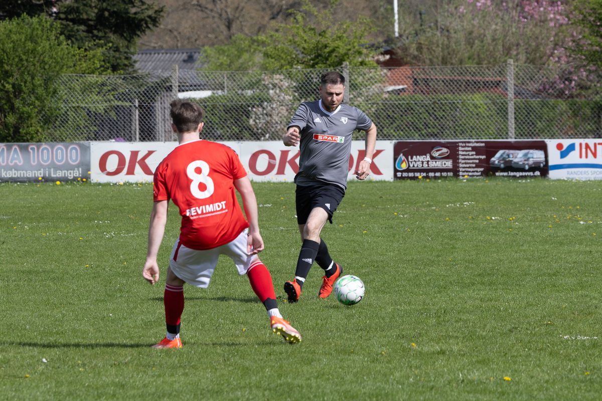 Echipa 100% românească din „Țara Fericirii” joacă într-un campionat cu reguli bizare: fotbal, handbal și rugby într-un meci!