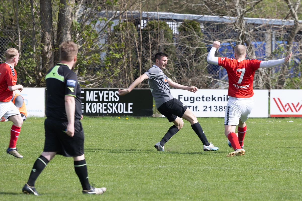 Echipa 100% românească din „Țara Fericirii” joacă într-un campionat cu reguli bizare: fotbal, handbal și rugby într-un meci!