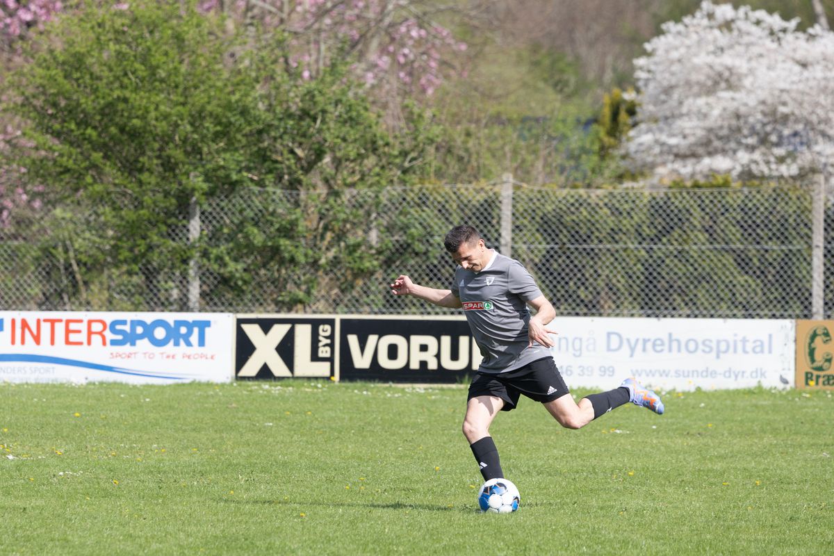 Echipa 100% românească din „Țara Fericirii” joacă într-un campionat cu reguli bizare: fotbal, handbal și rugby într-un meci!