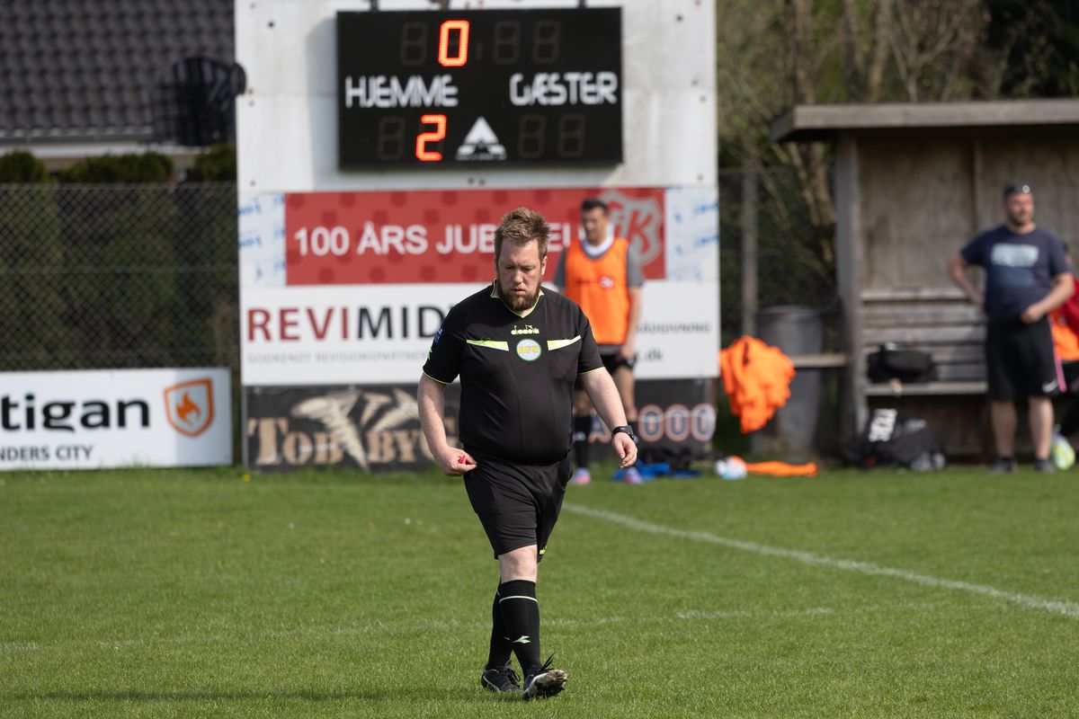 Echipa 100% românească din „Țara Fericirii” joacă într-un campionat cu reguli bizare: fotbal, handbal și rugby într-un meci!