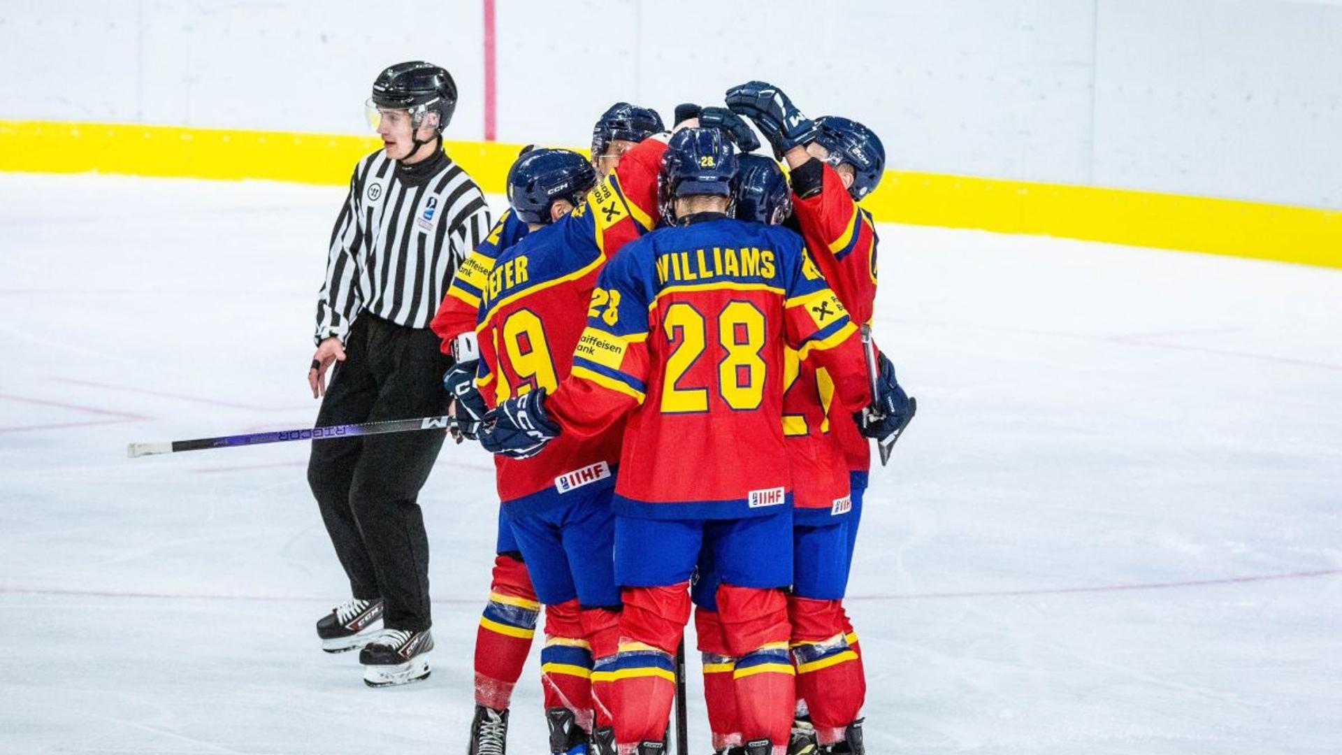 Jucători ai naționalei de hochei pe gheață România în echipament complet pe gheață la antrenamentul din Shenzhen pentru Campionatul Mondial hochei Divizia I/B. | sursa foto: Gazeta Sporturilor