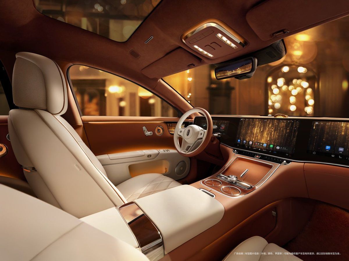 Mașina care seamănă izbitor cu Rolls-Royce și Mercedes » E mult mai ieftină decât cei doi giganți auto