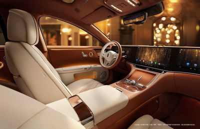 Mașina care seamănă izbitor cu Rolls-Royce și Mercedes » E mult mai ieftină decât cei doi giganți auto