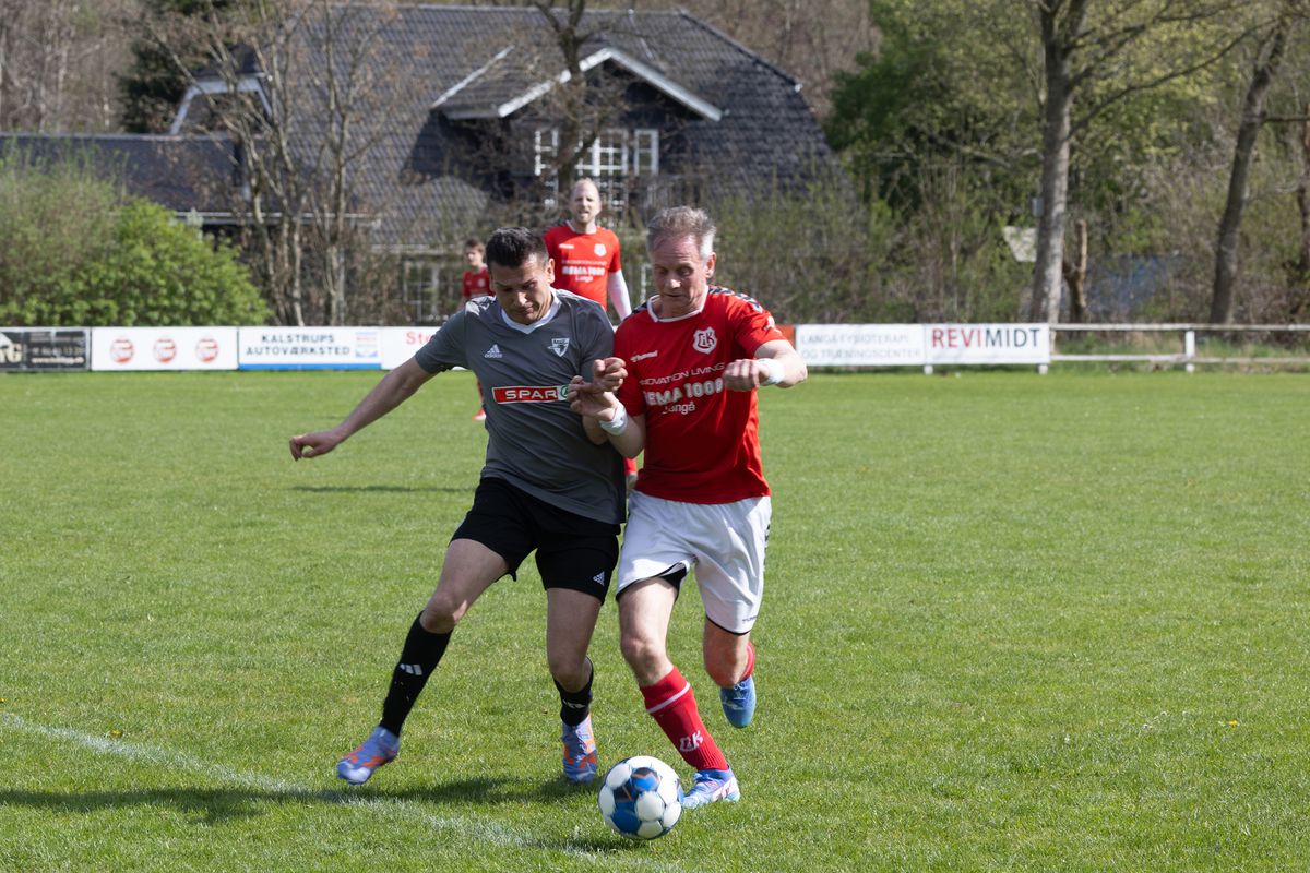 Echipa 100% românească din „Țara Fericirii” joacă într-un campionat cu reguli bizare: fotbal, handbal și rugby într-un meci!