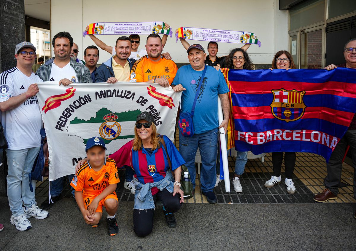 Fanii celor de la Barcelona au făcut show în Sevilla înaintea meciului cu Real Madrid