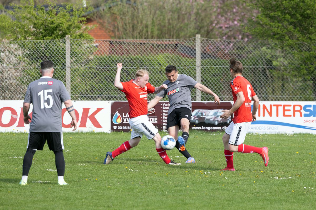 Echipa 100% românească din „Țara Fericirii” joacă într-un campionat cu reguli bizare: fotbal, handbal și rugby într-un meci!