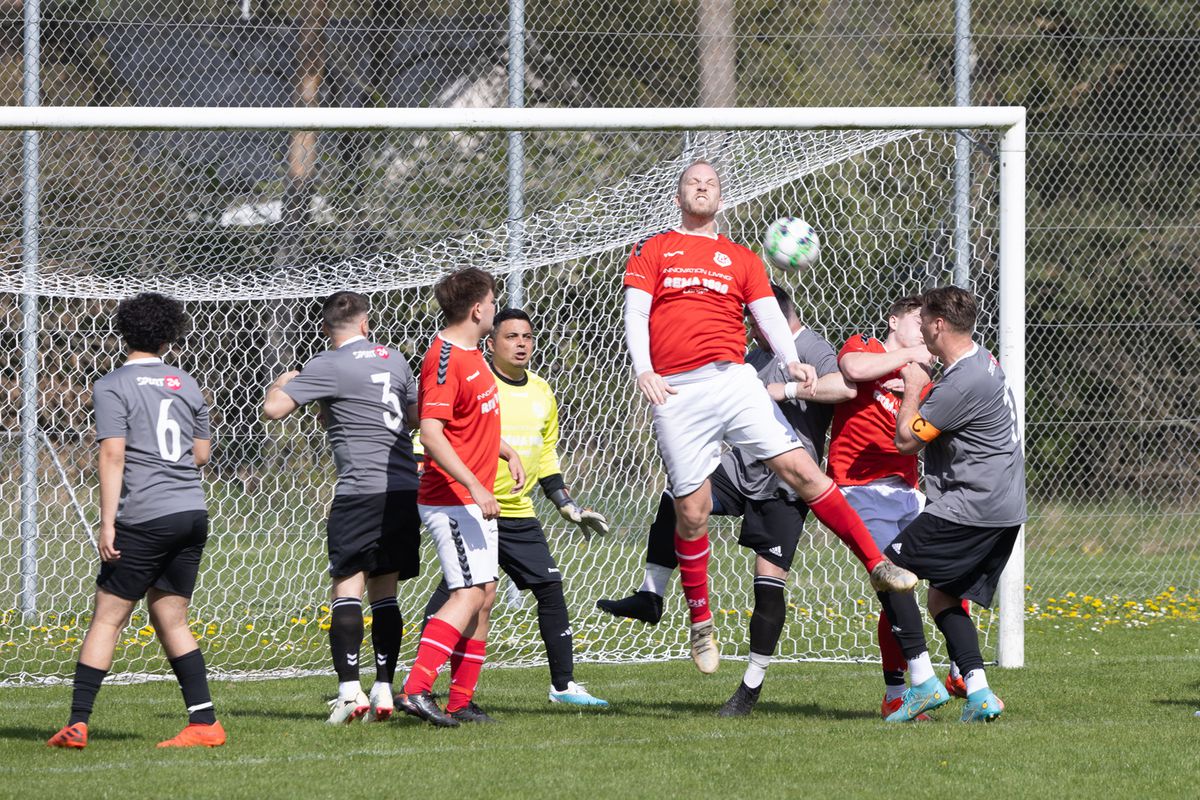 Echipa 100% românească din „Țara Fericirii” joacă într-un campionat cu reguli bizare: fotbal, handbal și rugby într-un meci!