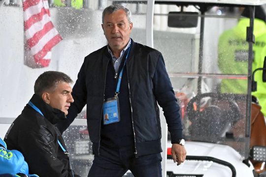 Mircea Rednic a făcut iureș în vestiar, după eșecul rușinos de la Sibiu. Foto: Imago Images