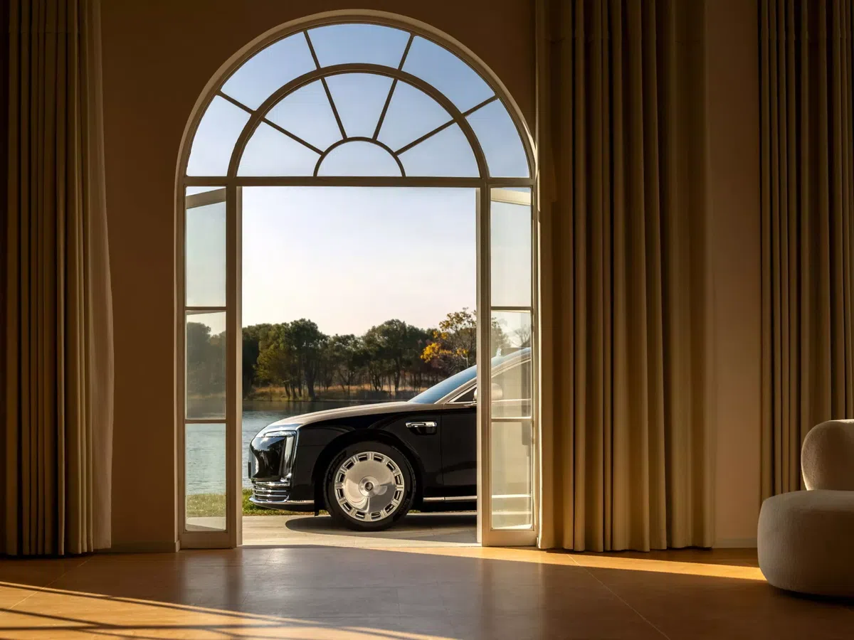 Mașina care seamănă izbitor cu Rolls-Royce și Mercedes » E mult mai ieftină decât cei doi giganți auto