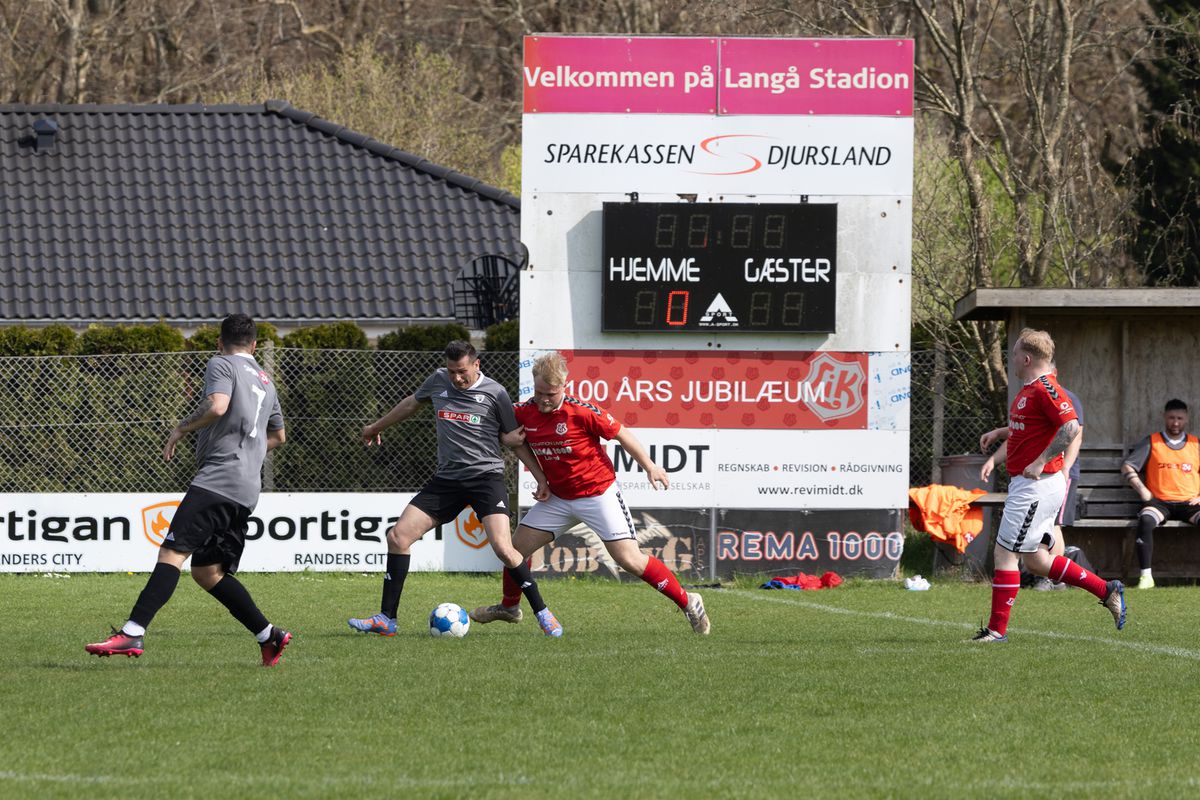 Echipa 100% românească din „Țara Fericirii” joacă într-un campionat cu reguli bizare: fotbal, handbal și rugby într-un meci!