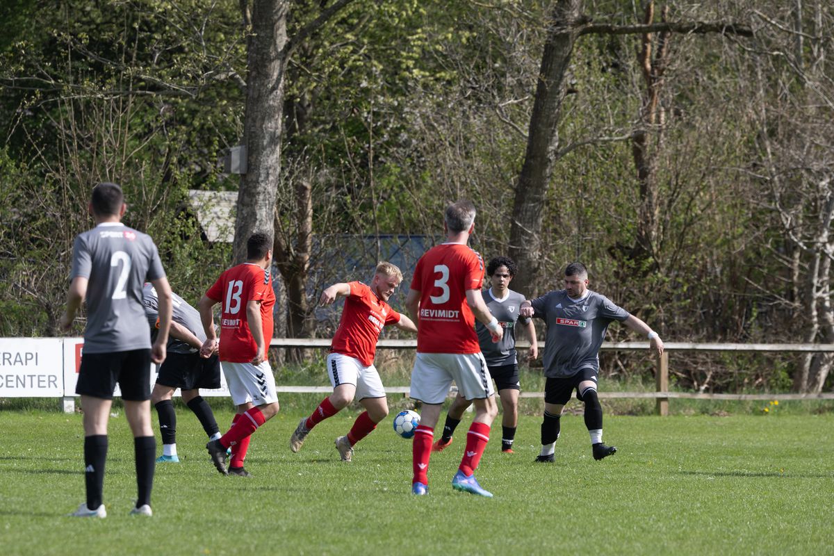 Echipa 100% românească din „Țara Fericirii” joacă într-un campionat cu reguli bizare: fotbal, handbal și rugby într-un meci!