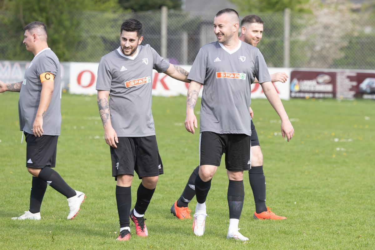 Echipa 100% românească din „Țara Fericirii” joacă într-un campionat cu reguli bizare: fotbal, handbal și rugby într-un meci!