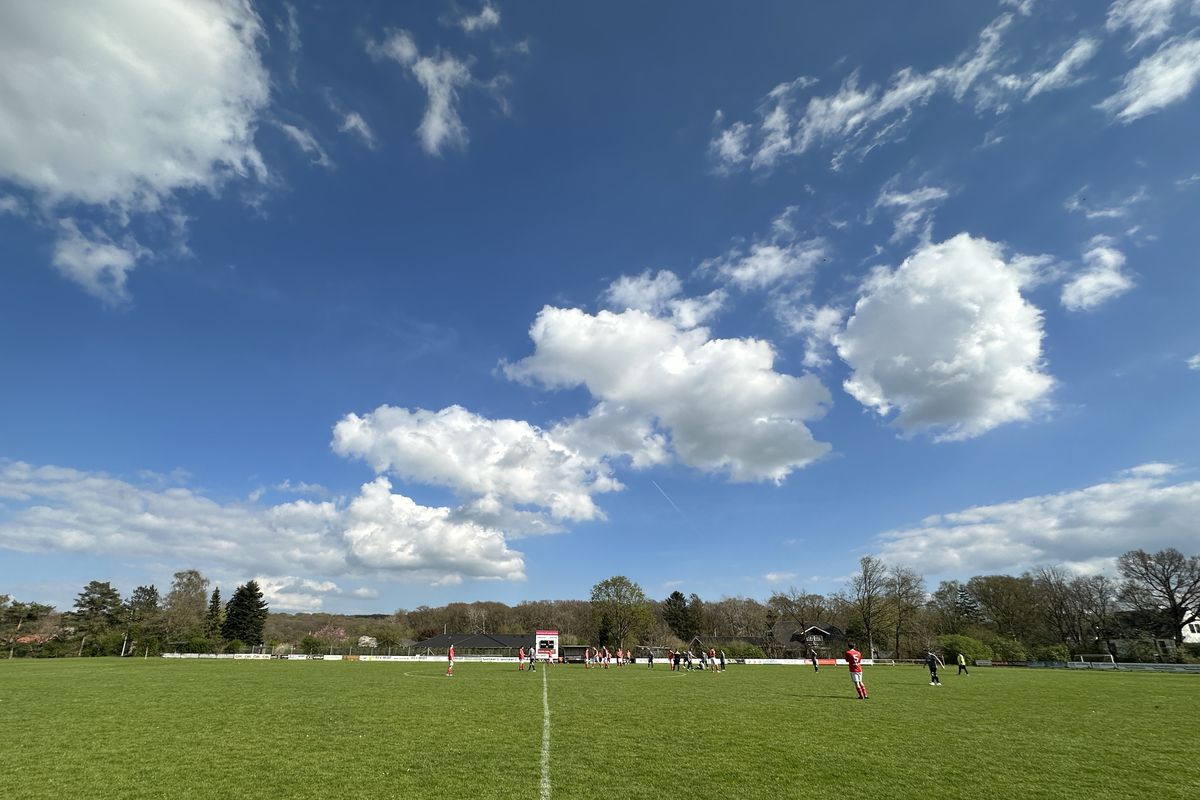 Echipa 100% românească din „Țara Fericirii” joacă într-un campionat cu reguli bizare: fotbal, handbal și rugby într-un meci!