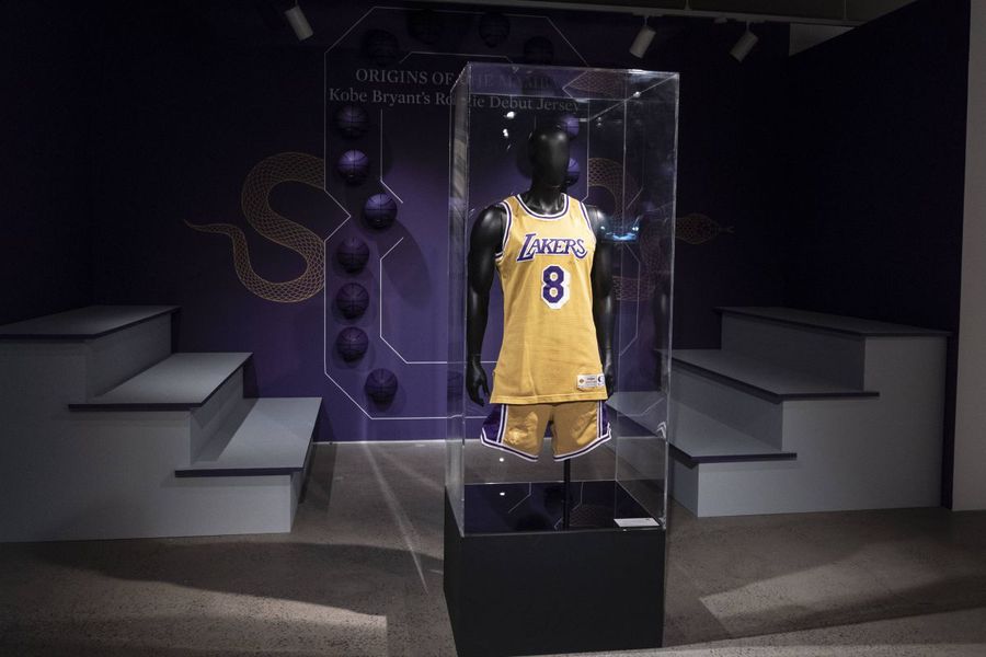 Echipamentul de debut al lui Kobe Bryant, vândut pentru o sumă uriașă!