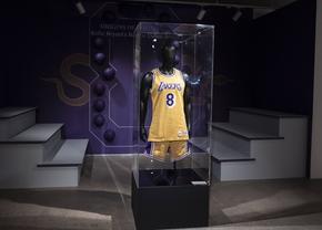 Echipamentul de debut al lui Kobe Bryant, vândut pentru o sumă uriașă!