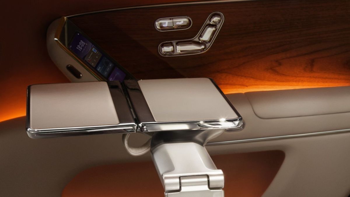 Mașina care seamănă izbitor cu Rolls-Royce și Mercedes » E mult mai ieftină decât cei doi giganți auto