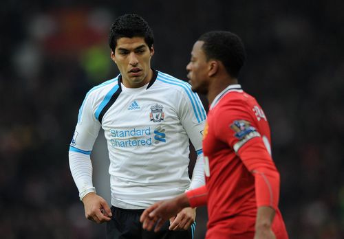 Incidentul dintre Patrice Evra și Luis Suarez, într-un derby dintre Manchester United și Liverpool / Foto: Imago