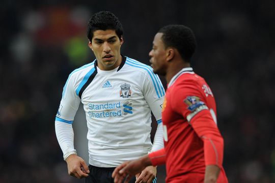 Incidentul dintre Patrice Evra și Luis Suarez, într-un derby dintre Manchester United și Liverpool / Foto: Imago
