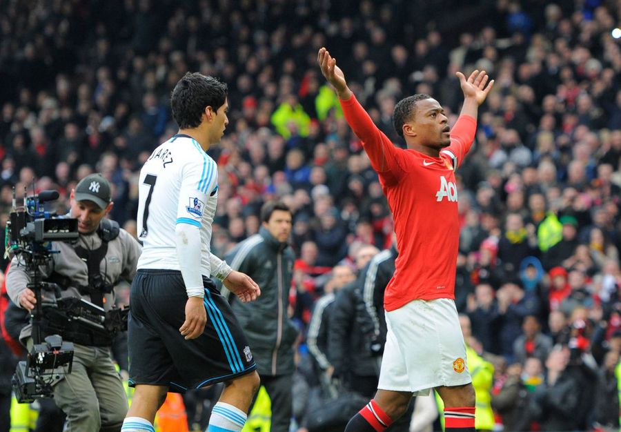 Incidentul dintre Patrice Evra și Luis Suarez, într-un derby dintre Manchester United și Liverpool / Foto: Imago Șoc! Patrice Evra îi aruncă mănușa atacantului care l-a abuzat rasist » „Mă antrenez intens și pe tine te vreau!”