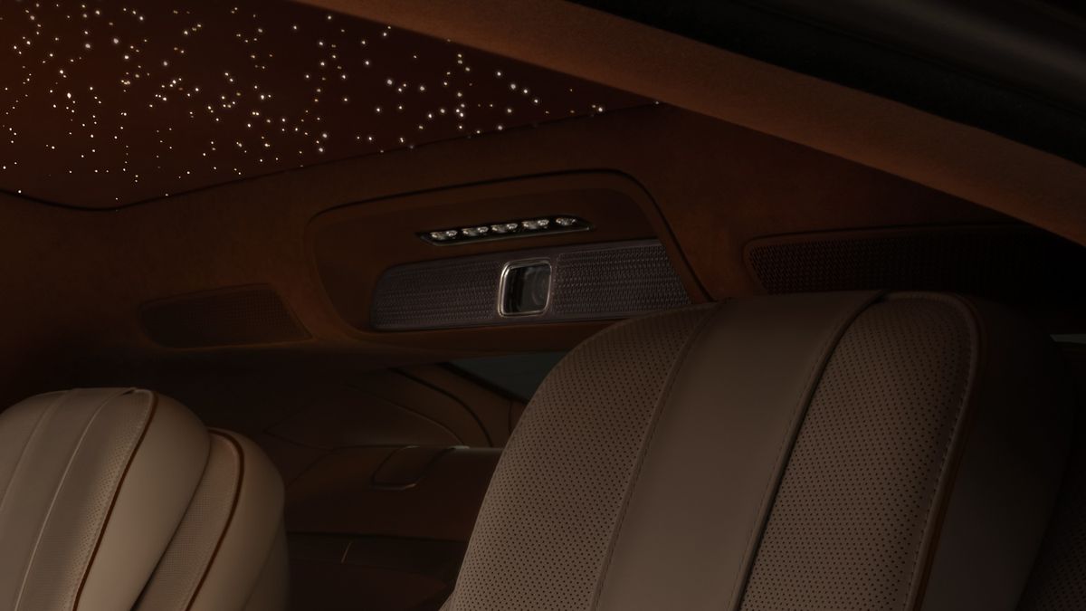 Mașina care seamănă izbitor cu Rolls-Royce și Mercedes » E mult mai ieftină decât cei doi giganți auto