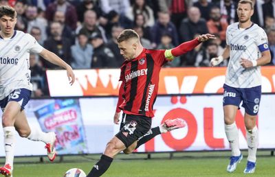 Alex Maxim a marcat cu o „bombă” în poarta lui Fenerbahce » Cât s-a terminat duelul cu Jose Mourinho