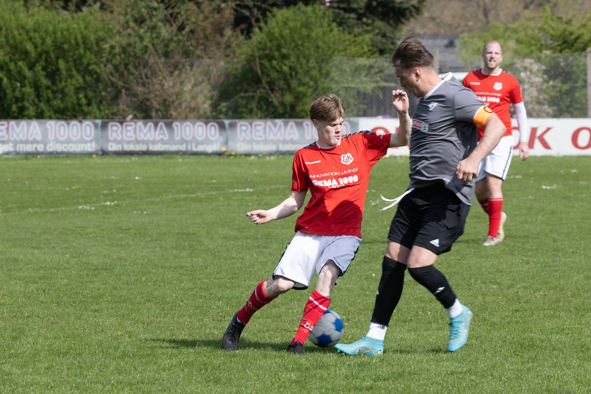 Echipa 100% românească din „Țara Fericirii” joacă într-un campionat cu reguli bizare: fotbal, handbal și rugby într-un meci!