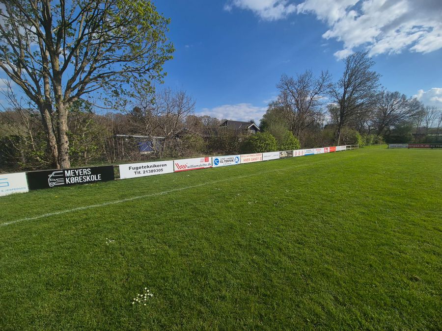 O mulțime de panouri publicitare la un meci de „județeană” Echipa 100% românească din „Țara Fericirii” joacă într-un campionat cu reguli bizare: fotbal, handbal și rugby într-un meci!
