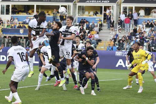 Ange-Yoan Bonny sare la cap după o minge împreună cu Mateo Pellegrino în Parma - Juventus 1-0 / Foto: Imago