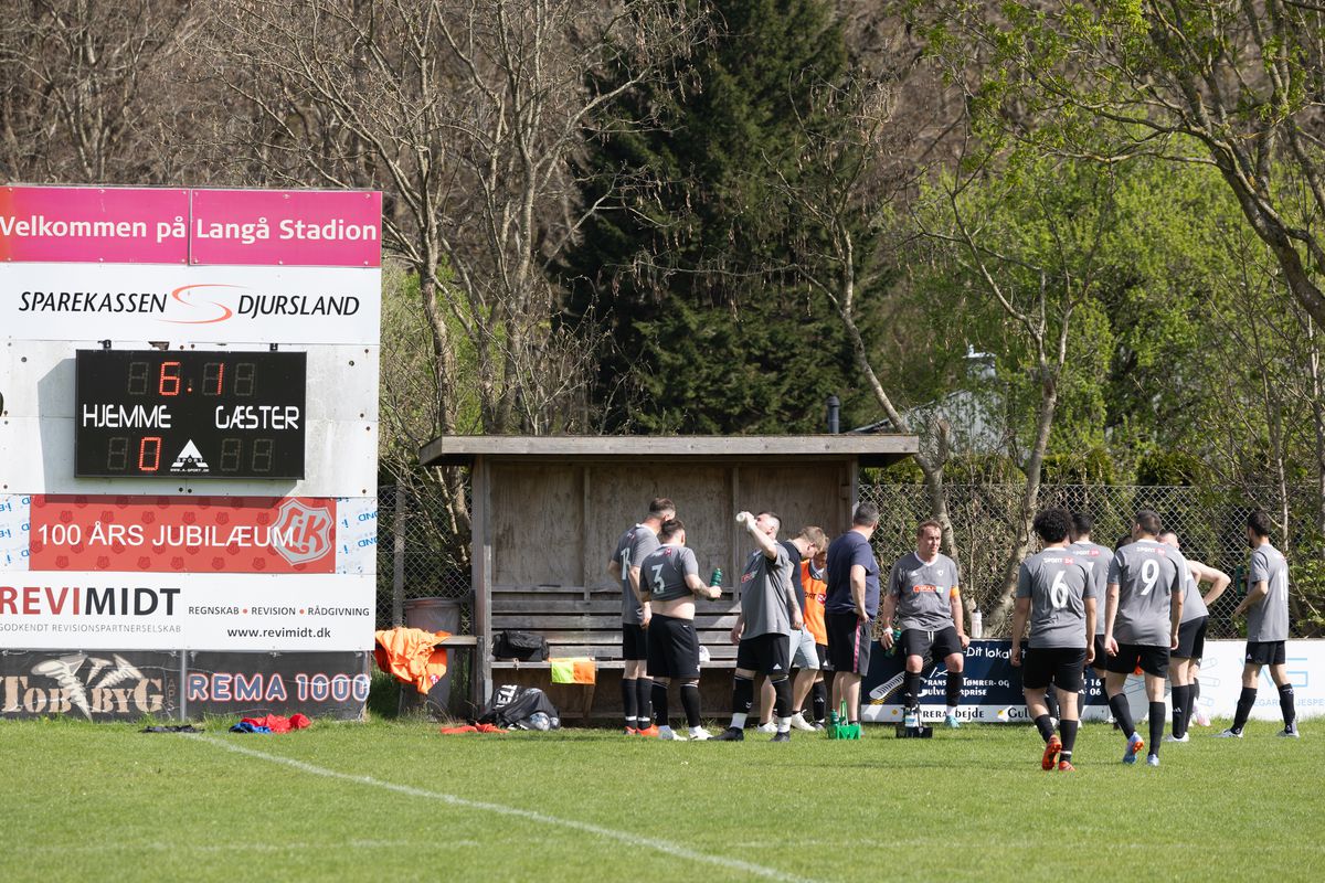 Echipa 100% românească din „Țara Fericirii” joacă într-un campionat cu reguli bizare: fotbal, handbal și rugby într-un meci!