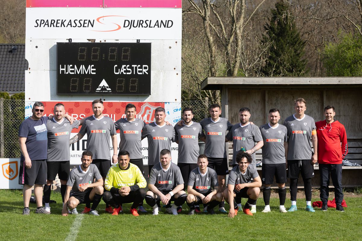 Echipa 100% românească din „Țara Fericirii” joacă într-un campionat cu reguli bizare: fotbal, handbal și rugby într-un meci!